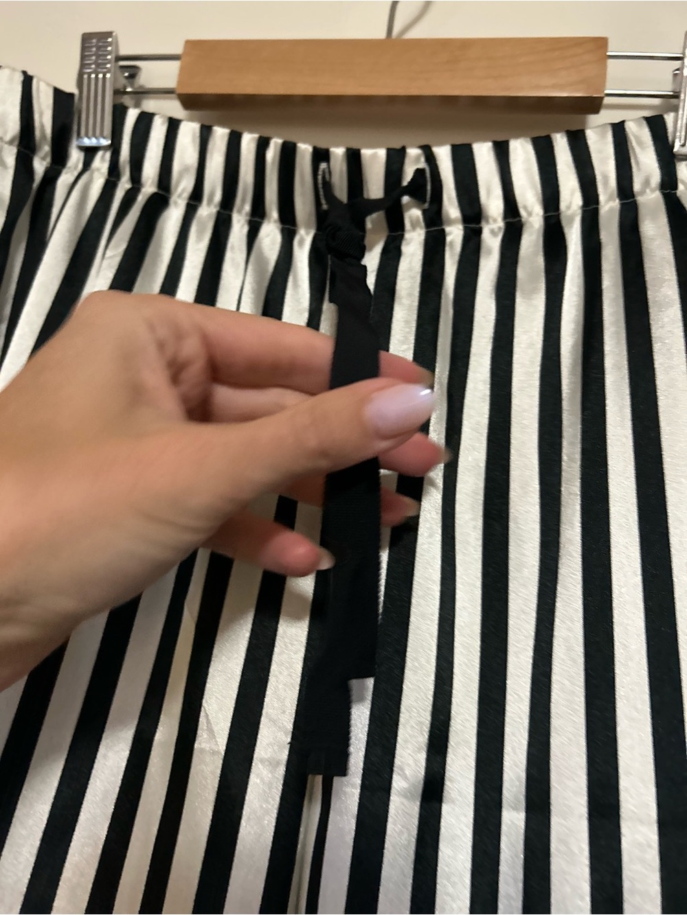New!! 🥱💤🖤 Victoria's Secret Black & White Striped Satin Pajama Set 😴💤🖤 - Picture 7 of 15